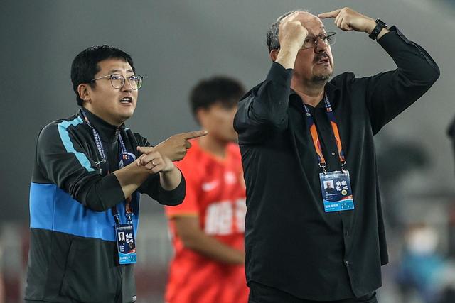 亚马尔与19岁女网红购物被偷拍 她有140多万粉丝