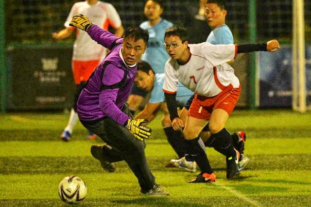 老詹关键三分克内克特27分 湖人险胜鹈鹕5连胜